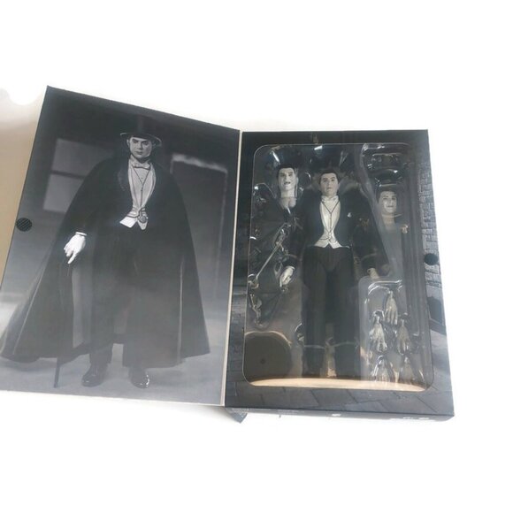 Universal Monsters Ultimate Dracula (Carfax Abbey) 7" Action Figure Age 17+ NECA - Picture 2 of 4
